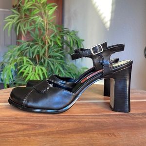 Unlisted Heels Womens 7.5 Black Closed Square Wide Toe Stacked Chunky Heel Retro